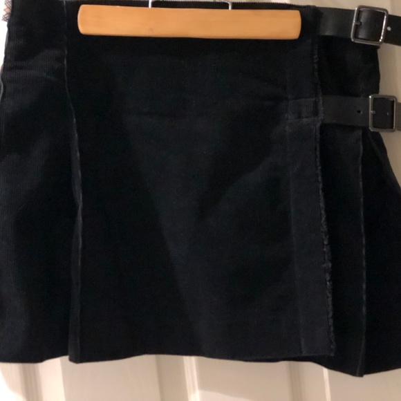BURBERRY LONDON Pleated Leather Buckle.